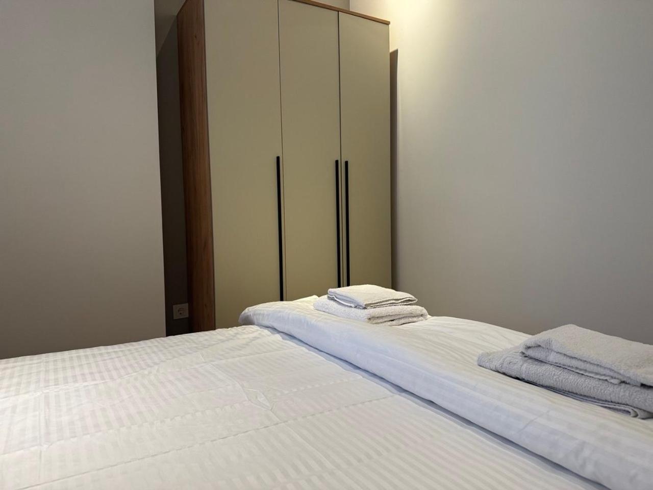 בישקק Muras Hostel מראה חיצוני תמונה